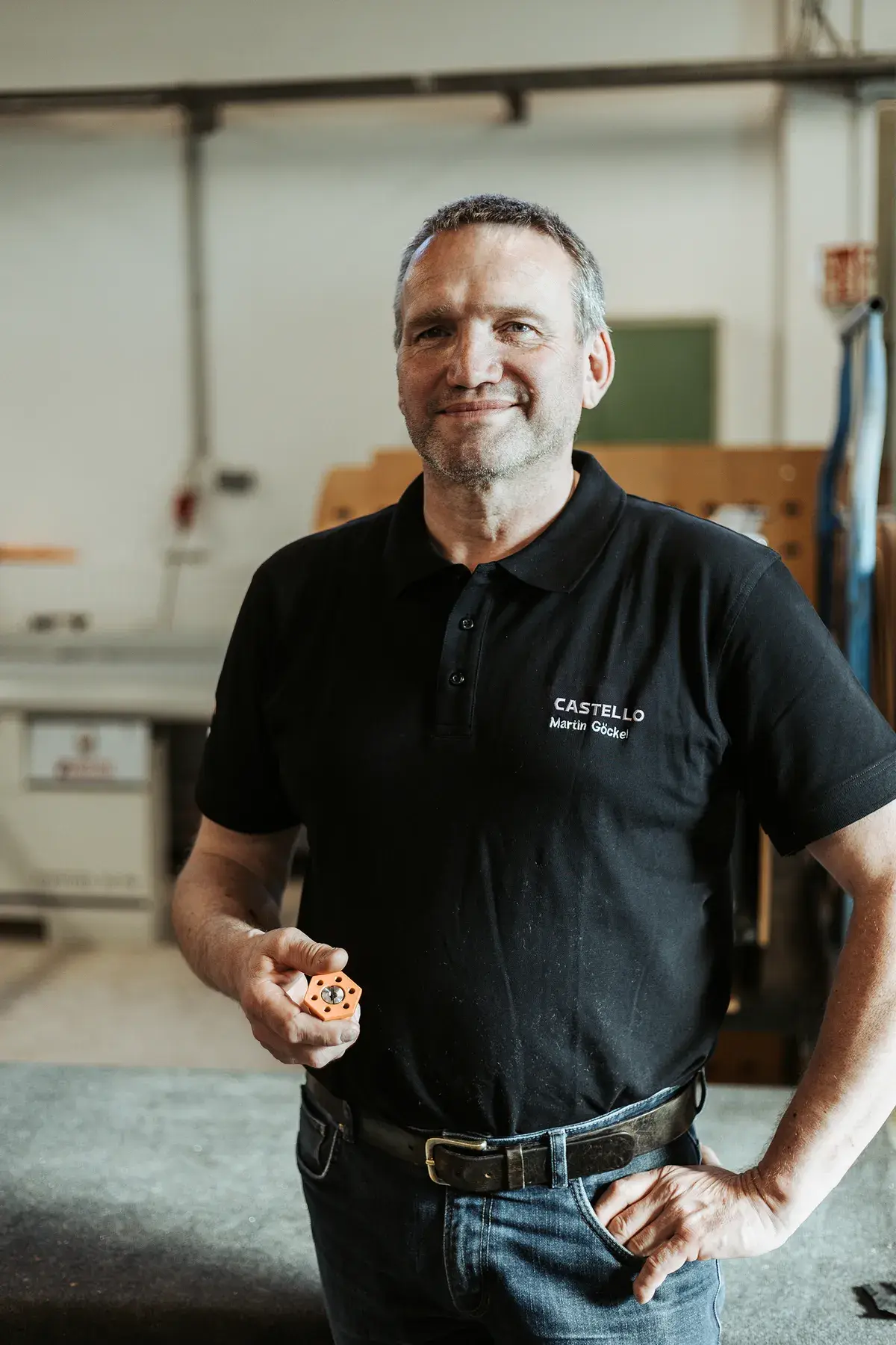 Martin Göckel im Werk, mit einem MultiClip in der Hand