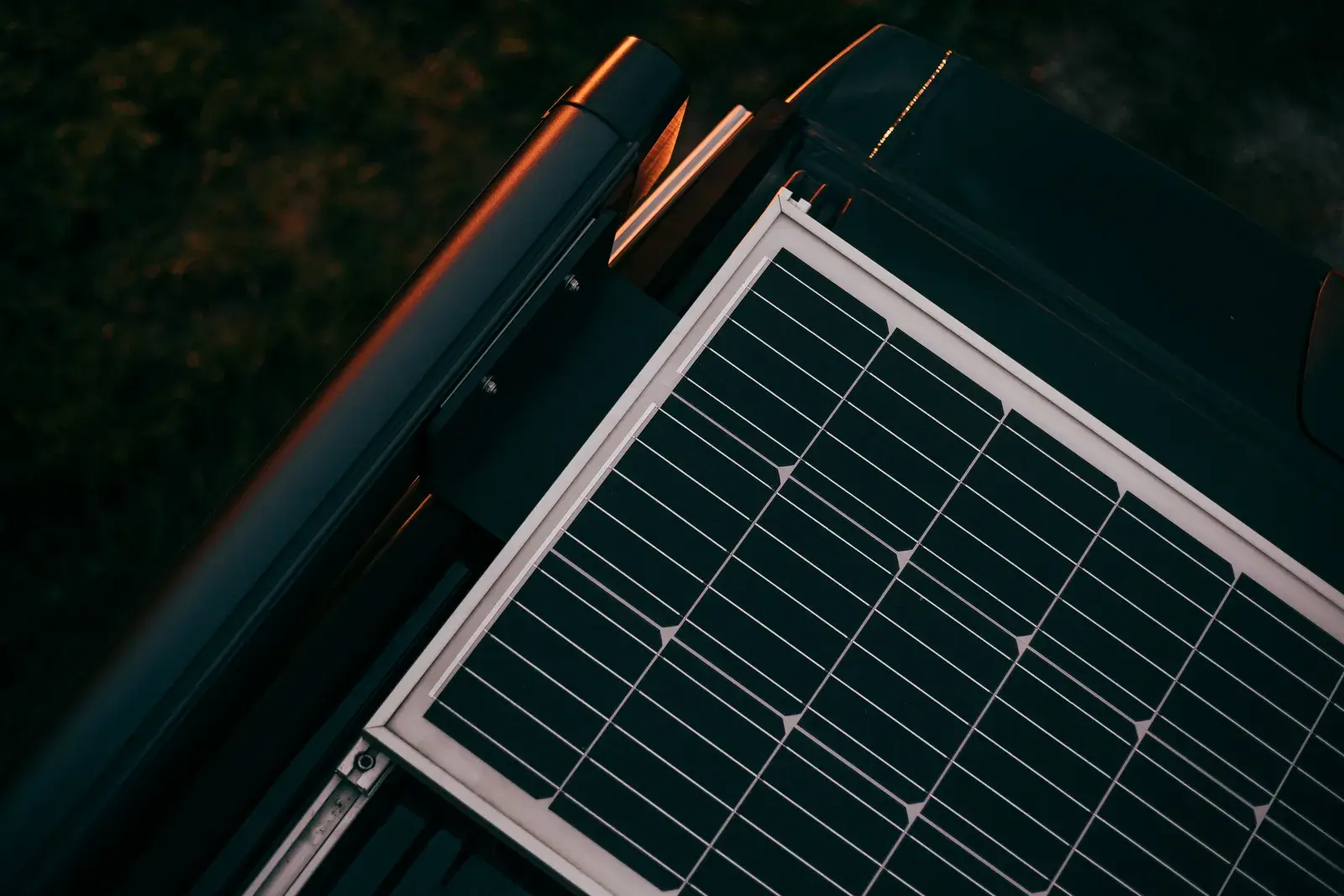 Solarmodul auf dem Dach eines Castello Campers im Abendlicht